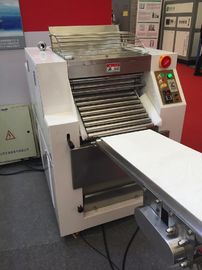 De wortelen roosteren Industriële het Voedselproductielijn van het Bakkerijmateriaal